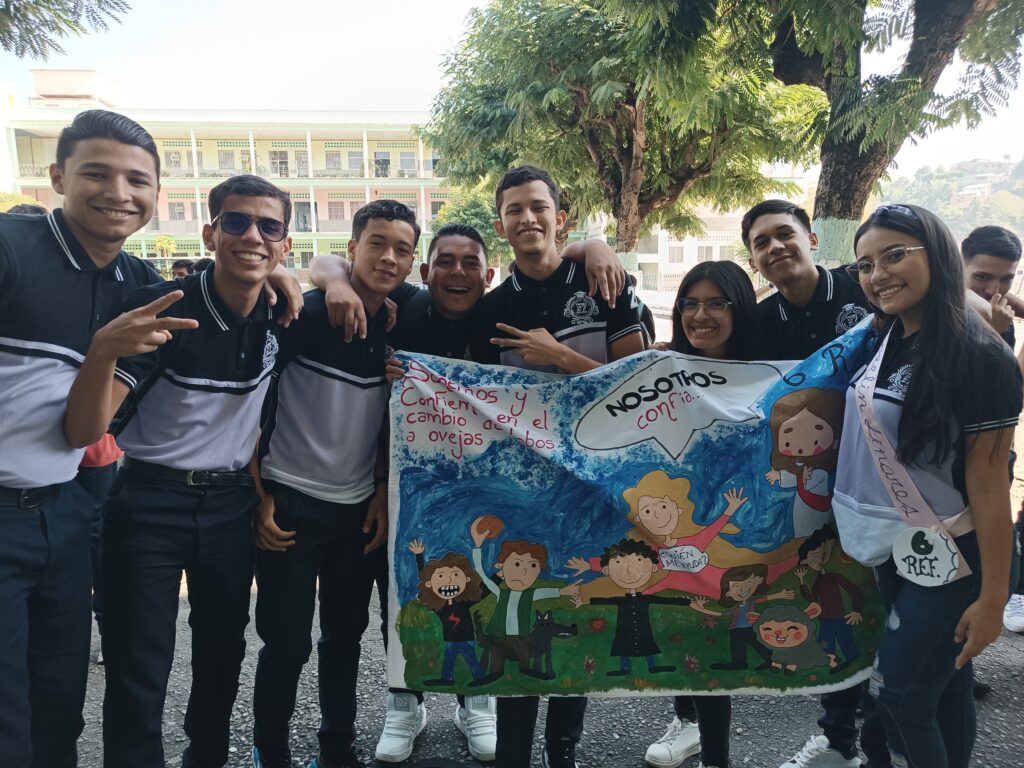 Exalumnos y alumnos se unen para pintar la cancha de la ETS Santo Tomás de Aquino