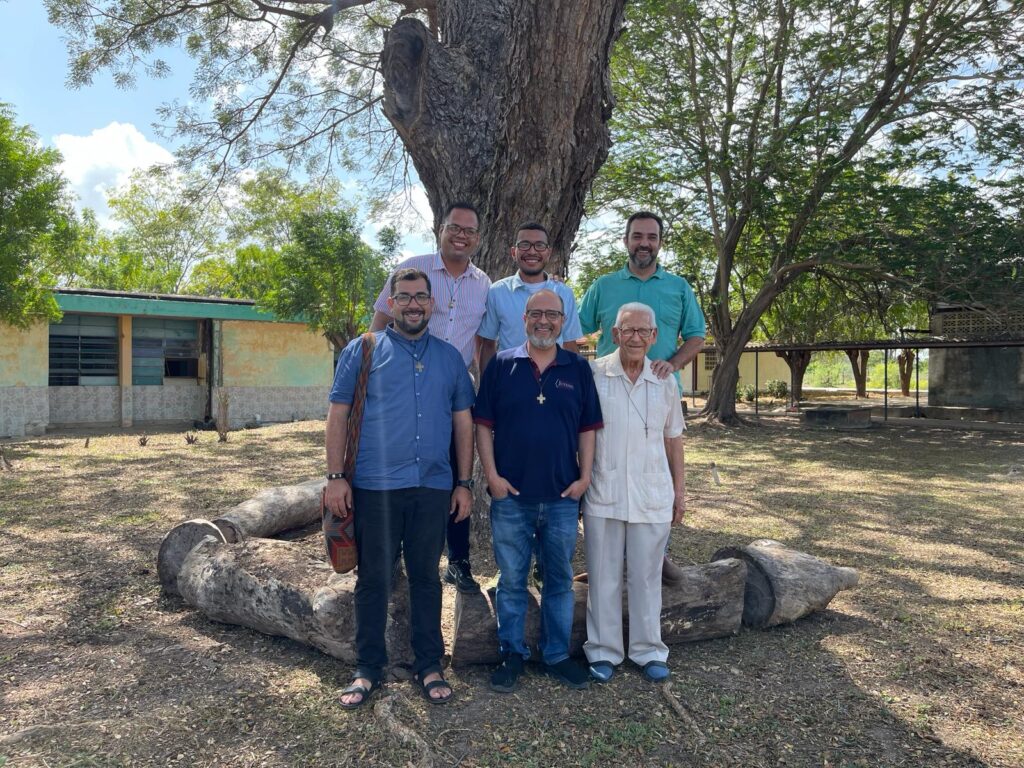 Padre Hugo Orozco con la comunidad salesiana de El Molinete, La Guajira