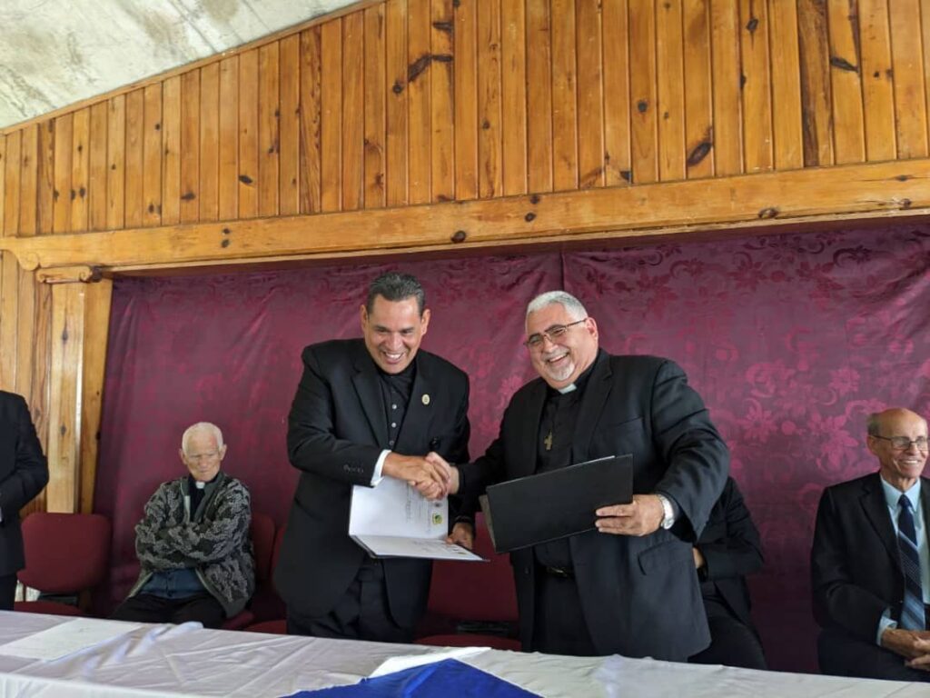 P. Rafael Montenegro en la firma del convenio entre el Instituto Universitario Salesiano Padre Ojeda (IUSPO) con la Pontificia Universidad Católica Santa Rosa (UCSAR) 2024