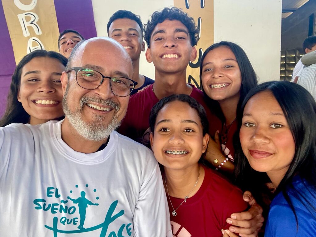 Padre Hugo Orozco con los jóvenes en su visita a Duaca 2024